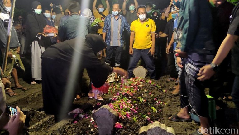 Momen Pemakaman Chacha Sherly Eks Trio Macan di Sidoarjo Mantan personel Trio Macan, Yuselly Agus Stevy alias Chacha Sherly meninggal usai kecelakaan. Jenazahnya diketahui dimakamkan di kawasan Sidoarjo, Jawa Timur.