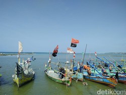 Demi Sesuap Nasi, Nelayan Lamongan Nekat Melaut Lawan Gelombang Tinggi