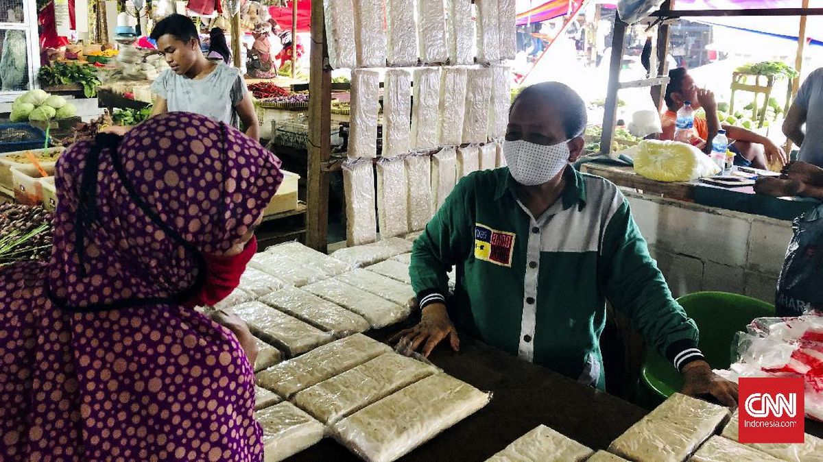 Pedagang Tempe Ungkap Omzet Turun Hingga 35% Saat Rupiah Anjlok