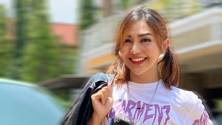 Chacha Sherly meninggal dunia dalam kecelakaan beruntun di Semarang.