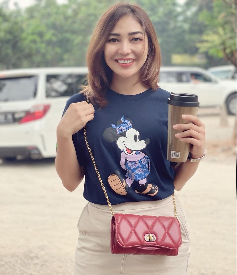 Chacha Sherly meninggal dunia dalam kecelakaan beruntun di Semarang.