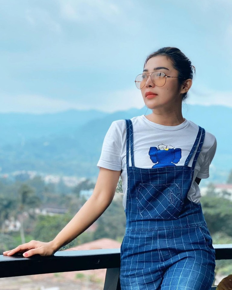 Chacha Sherly meninggal dunia dalam kecelakaan beruntun di Semarang.