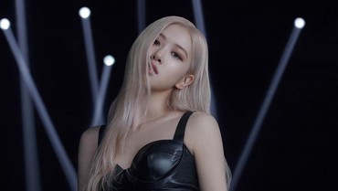 Rose BLACKPINK Tampil Seksi & Serba Hitam di Pemotretan Terbaru