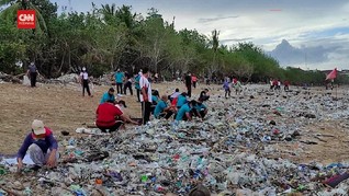 VIDEO: Pantai Kuta Bali Disambangi Sampah pada Tahun Baru