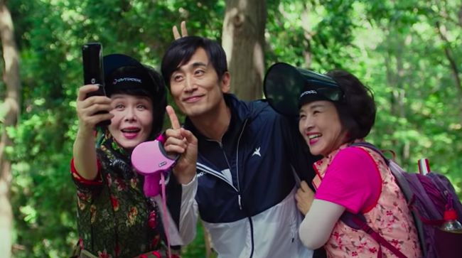 Perjuangan artis senior untuk bertahan di dunia hiburan kala usianya yang sudah paruh baya jadi gambaran dalam film What Happened To Mr. Cha?.