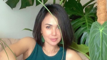 img-title Gendong Bayi, Yuni Shara Disebut Netizen 'Nenek Bahenol'