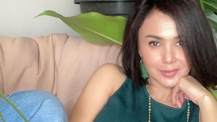 Yuni Shara Yuni Shara yang tampak awet muda