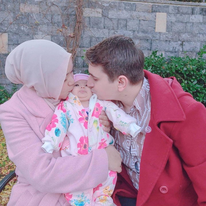 <p>Pasangan hijaber sekaligus YouTuber Isti Alqadri dan bule Turki, Musab, baru saja dikaruniai anak pertama. (Foto: Instagram @istialqadri)</p>