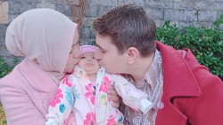 Bak Boneka, Ini Foto Bayi Hijaber & Pria Turki yang Wajahnya Bikin Syok
