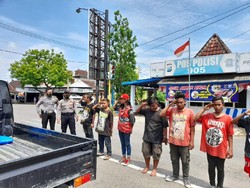 Berkerumun, Anak Punk di Ponorogo Dihukum Push Up dan Nyanyi Indonesia Raya