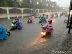 Diguyur Hujan 5 Jam, Jalanan di Kota Kediri Bak Lautan