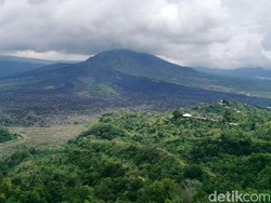 Imigrasi Buru Bule yang Menari Telanjang di Puncak Gunung Batur