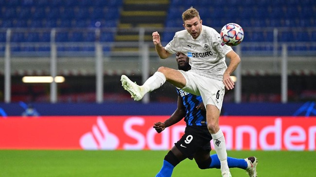 Gelandang yang turut mengantar Jerman menjadi juara dunia 2014, Christoph Kramer, memiliki hobi mengoleksi kartu Pokemon.