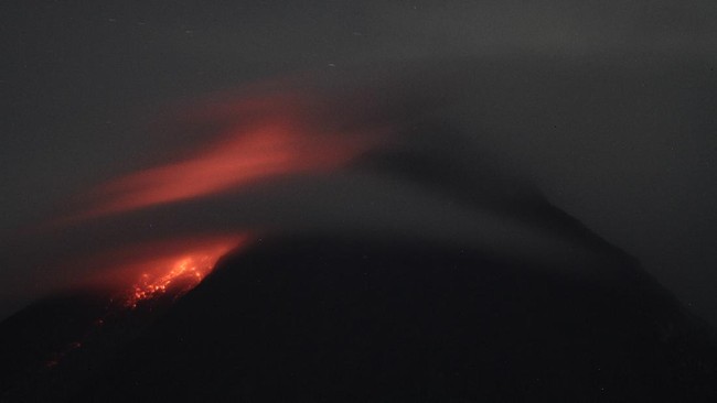 Warga yang diungsikan adalah mereka yang berada di sisi timur Gunung Merapi dengan radius sekitar tiga kilometer dari puncak Merapi.