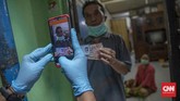 FOTO: Penyaluran Bansos Tunai via Pos Indonesia di Kenari Pos Indonesia mulai menyalurkan bansos tunai ke masyarakat yang mengalami tekanan ekonomi akibat corona, salah satunya di Kenari, Jakpus. Berikut gambarannya.