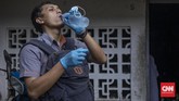 FOTO: Penyaluran Bansos Tunai via Pos Indonesia di Kenari Pos Indonesia mulai menyalurkan bansos tunai ke masyarakat yang mengalami tekanan ekonomi akibat corona, salah satunya di Kenari, Jakpus. Berikut gambarannya.