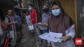 FOTO: Penyaluran Bansos Tunai via Pos Indonesia di Kenari Pos Indonesia mulai menyalurkan bansos tunai ke masyarakat yang mengalami tekanan ekonomi akibat corona, salah satunya di Kenari, Jakpus. Berikut gambarannya.