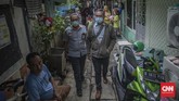 FOTO: Penyaluran Bansos Tunai via Pos Indonesia di Kenari Pos Indonesia mulai menyalurkan bansos tunai ke masyarakat yang mengalami tekanan ekonomi akibat corona, salah satunya di Kenari, Jakpus. Berikut gambarannya.