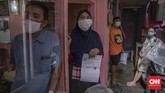 FOTO: Penyaluran Bansos Tunai via Pos Indonesia di Kenari Pos Indonesia mulai menyalurkan bansos tunai ke masyarakat yang mengalami tekanan ekonomi akibat corona, salah satunya di Kenari, Jakpus. Berikut gambarannya.