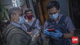 FOTO: Penyaluran Bansos Tunai via Pos Indonesia di Kenari Pos Indonesia mulai menyalurkan bansos tunai ke masyarakat yang mengalami tekanan ekonomi akibat corona, salah satunya di Kenari, Jakpus. Berikut gambarannya.