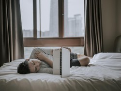 Siswa, Mengapa Sering Muncul Rasa Mager Saat Hujan? Ini Alasannya