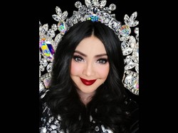Iyeth Bustami Pamer Gaya Terlihat Rambut, Netizen Kira Lepas Hijab