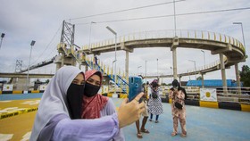 Ada Jembatan Meliuk Bak 'Roller Coaster' di Sungai Martapura