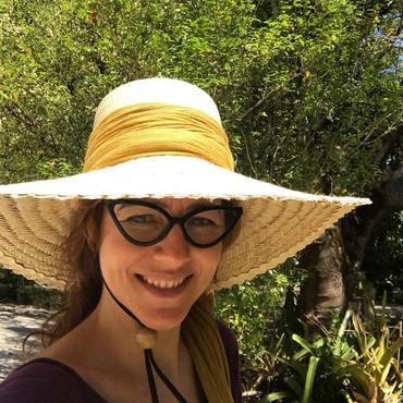 Membongkar Sosok Seniman Wanita di Balik Patung Vagina Raksasa