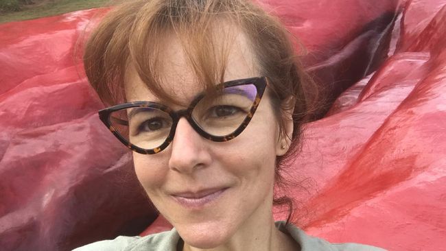 Juliana Notari sosok seniman feminis yang kerap mengekspresikan kritikan atas eksploitasi melalui karya seni seperti patung vagina raksasa.