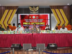 Polda Aceh Tangkap 6 Penyelundup Narkoba, 61 Kg Sabu-1 Pistol Disita