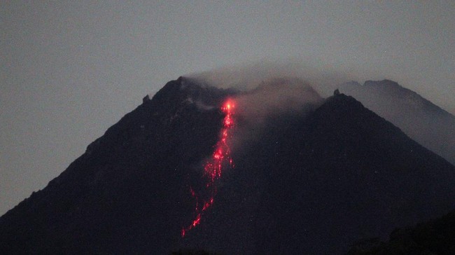 Pantauan BPPTKG menemukan adanya titik api diam di kubah lava bagian tengah kawah Gunung Merapi.