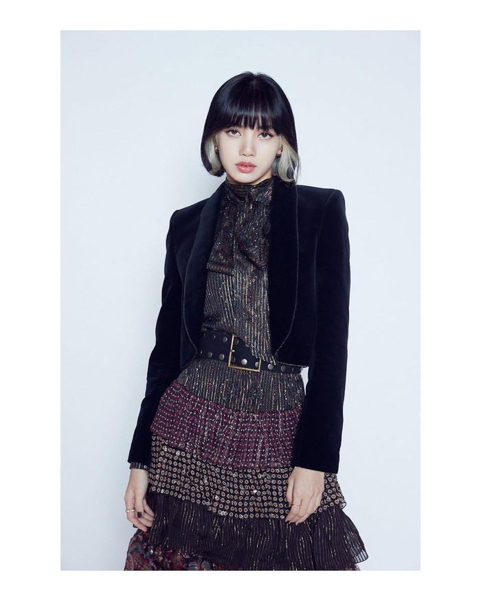 Pesona Lisa Blackpink dengan Busana Warna Hitam - Foto 1