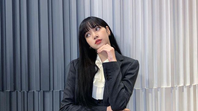 Pesona Lisa Blackpink dengan Busana Warna Hitam - Foto 1