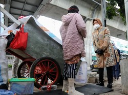 Risma Sempat ke Mampang Jaksel Kemarin, Bertemu Penjual Jas Hujan-Pemulung