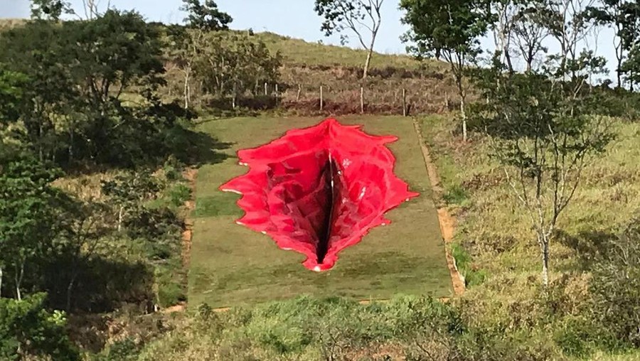 Patung Vagina Raksasa
