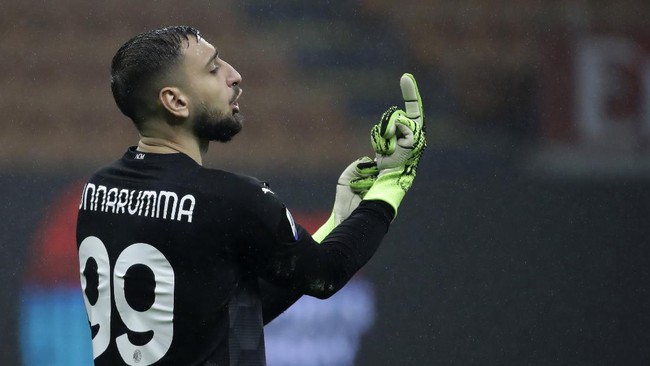 Kiper Paris Saint-Germain (PSG) Gianluigi Donnarumma mengejek tendangan kaki kanan Lionel Messi usai berlatih bersama dengan La Pulga.