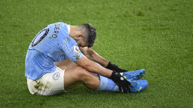 Penyerang Manchester City, Sergio Aguero mengumumkan ia positif virus corona melalui akun media sosial Twitter pada Kamis (21/1).
