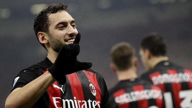 Dua bintang AC Milan Hakan Calhanoglu dan Theo Hernandez dikonfirmasi positif virus corona jelang melawan Cagliari.