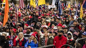 Pendukung Trump Demo dan Bawa Senjata di Gedung DPRD AS