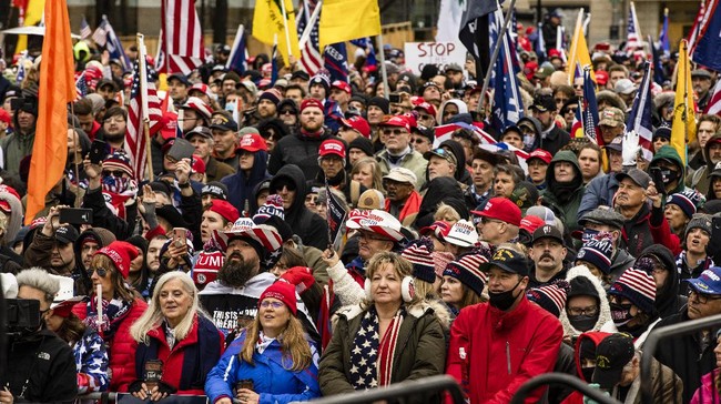 Para pendukung Presiden AS, Donald Trump, menggelar demo akhir pekan lalu di sejumlah negara bagian sambil membawa senjata api.