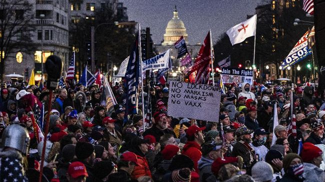 Massa Pro-Trump Siapkan Pemberontakan Jelang Pelantikan Biden Biro Investigasi Federal Amerika Serikat (FBI) memperingatkan adanya ancaman keamanan ketika pelantikan presiden terpilih Joe Biden.
