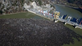 FOTO: Gundukan `Pulau Sampah` di Semenanjung Balkan