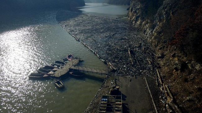 FOTO: Gundukan 'Pulau Sampah' di Semenanjung Balkan