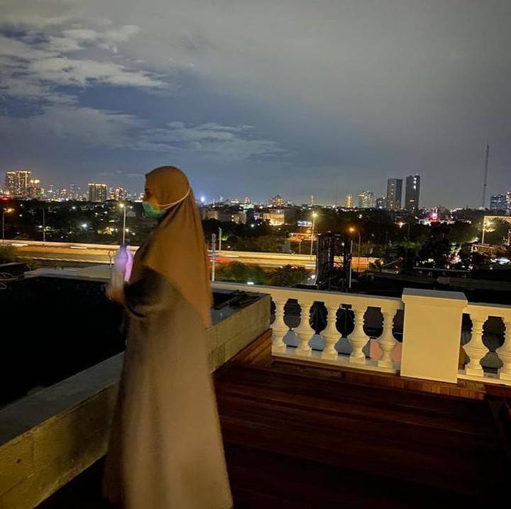 <p>Tak hanya bangian depan dan dalam rumah, Zaskia juga memamerkan bagian rooftopnya lho, Bunda. Nantinya, dari sana ia bisa bisa melihat gemerlap lampu kota saat malam seperti potret berikut. (Foto: Instagram @zaskiasungkar)</p>