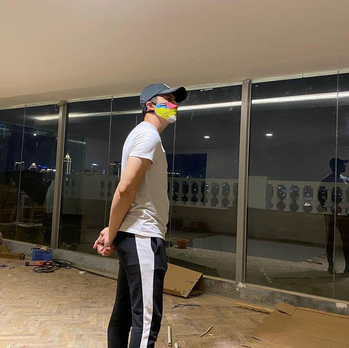 <p>Irwansyah nampak sedang mengecek pembangunan rumahnya yang belum jadi nih, Bunda. Mau dibuat ruangan apa ya? (Foto: Instagram @)</p>