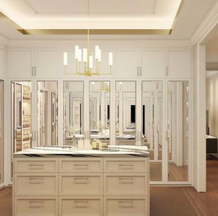 <p>Waking closet yang menunjukkan deretan tas Zaskia pun terlihat sangat megah. Semoga pembangunan rumah Zaskia dan Irwansyah bisa berjalan lancar ya, Bunda. (Foto: Instagram @zaskiasungkar)</p>