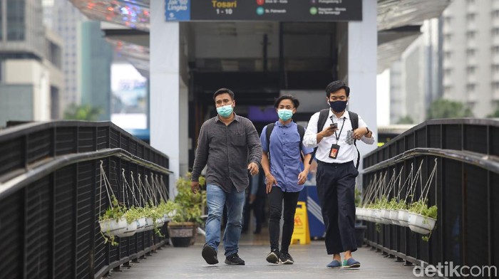 Pemerintah membuat kriteria pembatasan kegiatan masyarakat. Daerah-daerah yang masuk kriteria wajib melakukan pembatasan kegiatan, terutama di Pulau Jawa dan Bali.