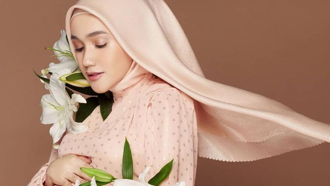 Katerina Golitsyna yalangoch Qishloqda porno plyaj