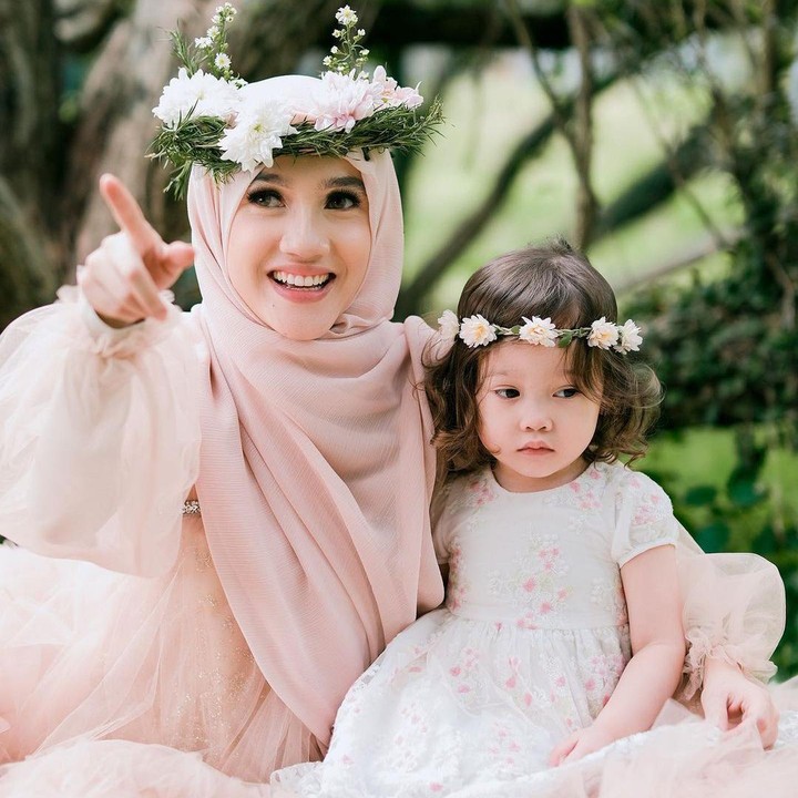 <p>Tasha Said baru saja melahirkan anak kedua. Bayi perempuan yang cantik itu diberi nama Hafizah Putri Faturrakhman. Namanya indah sekali ya, Bunda? Sedangkan anak pertama Tasha dan Hafiz yang di foto ini bernama Kayla Faturrakhman. (Foto: Instagram @astria_said)</p>