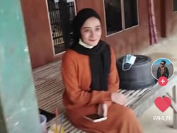 Wanita Cantik Datangi Rumah Pacar yang Super Sederhana, Kesetiaannya Viral